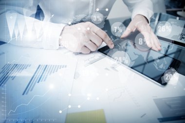 Hesap Bölümü İş Online Process.Photo Trader çalışma Piyasa Raporu Belgeler Dokunaklı Ekran Tablet.Grafik kullanma, BorsaRaporları, Dijital Arayüzler.İş Proje Startup.Horizonta