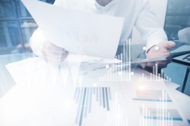 Risk Departmanı İş Online Process.Photo Trader çalışma Piyasa Raporu Belgeler Dokunaklı Ekran Tablet.Grafik kullanma, Borsaraporları, Dijital Arayüzler.İş Proje Startup.Horizonta