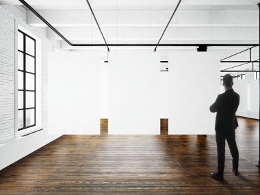 İşadamı Modern Sanat Müzesi expo çatı iç. Açık alan stüdyo. Boş beyaz tuval asılı. Ahşap zemin, tuğla duvar, panoramik pencerelere. Boş kareleri bussiness bilgi için hazır. Yatay mockup.