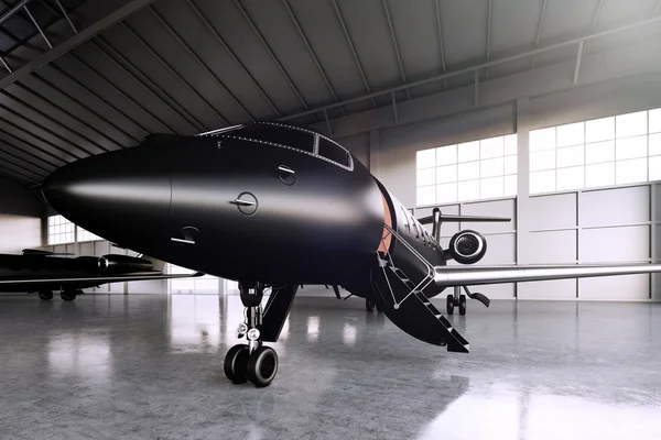 Κοντινό πλάνο φωτογραφία του μαύρου Ματ πολυτελές γενικό Design ιδιωτικό πάρκινγκ Jet στο αεροδρόμιο υπόστεγο. Τσιμεντένιο πάτωμα. Επαγγελματική ταξιδιωτική εικόνα. Οριζόντια, μπροστινή γωνία. Εφέ φιλμ. απόδοση 3D. — Φωτογραφία Αρχείου