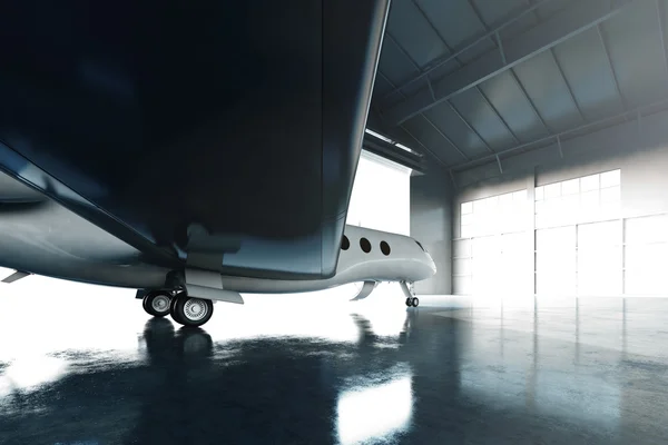 照片的白色光泽豪华通用设计私人喷气式飞机停在机库机场。混凝土地板。商务旅行图片。水平，从机翼下看。电影效果。3d 渲染. — 图库照片