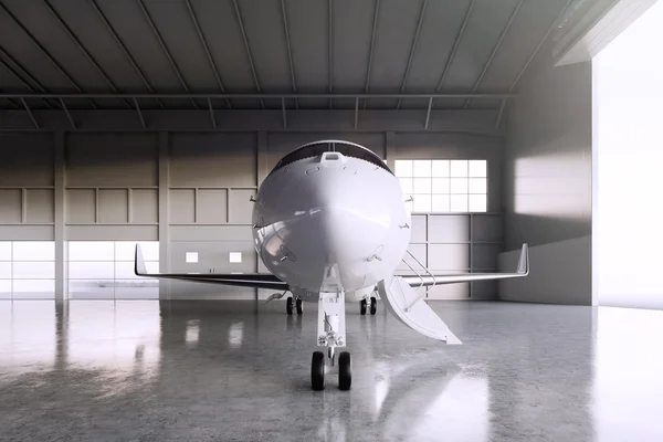 Bild av vit glänsande lyx generisk design privat jet parkering i hangar Airport. Betonggolv. Affärsresa föreställer. Horisontell, framifrån. Film effekt. 3D-rendering. — Stockfoto