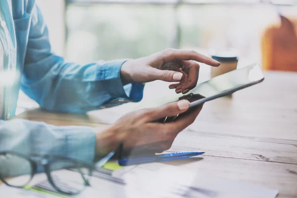 Woman Touching Digital Tablet Hand.Reflections Screen.Project Producer Research Process.Young Business Crew Working with New Startup Studio. Effet flou et filmé. Photo de gros plan horizontal . — Photo