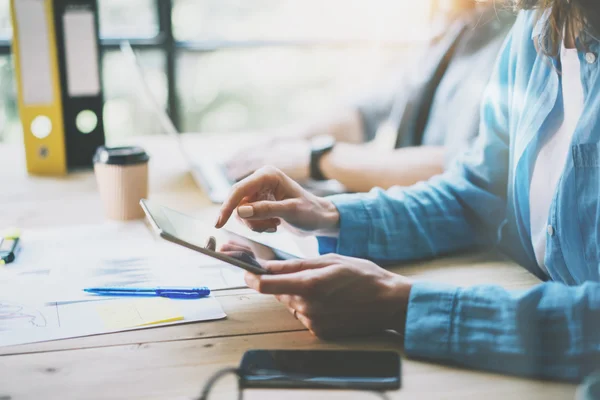 Coworkers team brainstorm in moderne loft. Project Manager onderzoek proces, aanraken scherm digitale Tablet. Young Business crew werkt met Startup Studio. graphics, rapporteert houten tafel. close-up foto. — Stockfoto