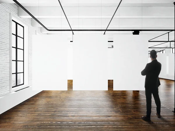 Zakenman museum voor moderne kunst expo loft interieur. Open ruimte studio. Lege witte canvas vertakkend Houten vloer, bakstenen muur, panoramische ramen. Lege frames klaar voor bussiness informatie. Horizontale mockup. — Stockfoto