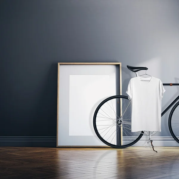 Foto Interior Modern Studio House com bicicleta Clássica.Vazio Branco Tela em Madeira Natural Floor.Blank Tshirt pendurado Bicicleta. Mockup horizontal . Imagens De Bancos De Imagens