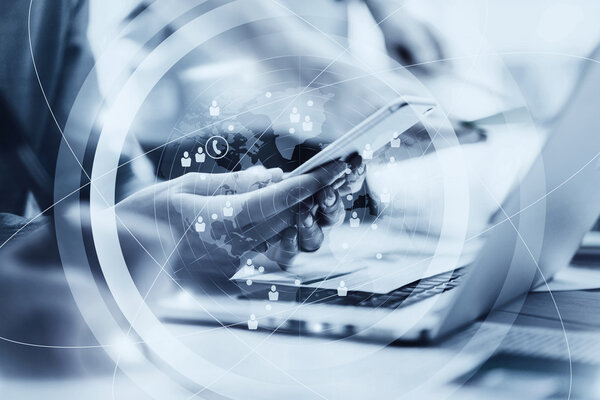 Работа фотокоманды крупным планом. Молодая бизнес-команда работает с новым стартап-проектом. Соединения по всему миру интерфейсов. Анализ планов, клавиатуры. Размытый фон, эффект фильма. Горизонтальный. Черное и белое
.