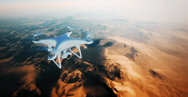 Фото White Matte Generic Design Air Drone Flying in Sky under the Earth Surface. Unintended Desert монтирует подложку для заката. . — стоковое фото