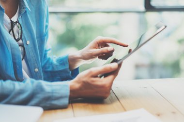 Modern tavan arası çalışma süreci. Hipster ahşap masa üzerinde çalışıyor. Yeni serbest iş kurma. Pazarlama Bölümü Araştırma Süreci. Dokunaklı Ekran Dijital Tableti..