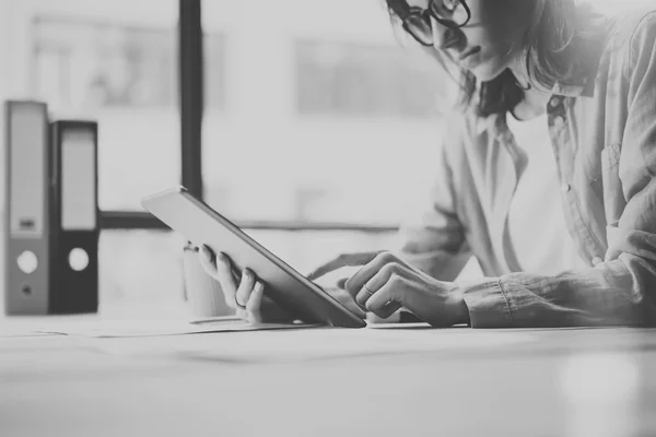 Foto mujer usando la mano moderna tableta digital. Pantalla conmovedora.Young Business Crew Trabajando con New Startup Studio. Borroso, efecto de película. Blanco negro . —  Fotos de Stock