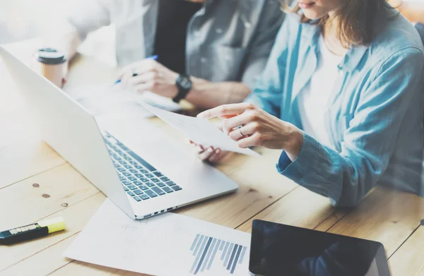 Equipo de discusión de la cuenta process.Business equipo de trabajo con el nuevo proyecto de startup. Cuaderno, tabla de madera tableta, utilizando devices.Creative Idea presentation.Analyze mercado stock.Blurred fondo, efecto de película . — Foto de Stock