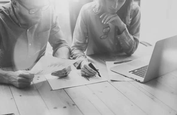 Processus de discussion de l'équipe de compte.Photo business crew travaillant avec un nouveau projet de démarrage.Notebook sur table en bois. Présentation des idées, analyse des plans de marketing.Processus créatif.Fond flou, blanc noir . — Photo