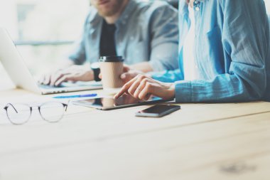 Yaratıcı takım Çalışma süreci modern tasarım Studio Loft.Art yönetmen yeni serbest iş başlangıç ile çalışan, Tablet.Electronic Devices ahşap tablo kullanarak. Yatay. Film efekti. Bulanık arka plan.