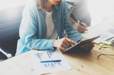 Fotoğraf satış Yöneticisi çalışma Modern Office.Woman kullanım genel tasarım Tablet, dokunmadan ekran Hand.Account bölümü iş süreci yeni başlangıç proje. Ahşap Table.Horizontal.Blurred Background.Film etkisi.