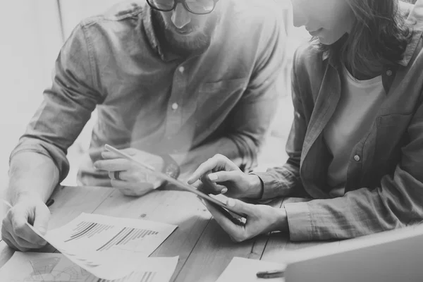 Foto Manager werken Modern Studio.Woman weergegeven: markt verslag digitale Tablet.Account verkoopafdeling werk nieuwe opstarten Project.Researching proces hout Table.Blurred Background.Black wit. — Stockfoto