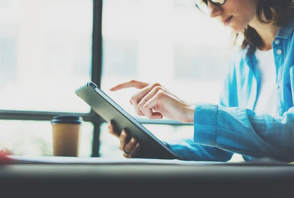 Arbeitsprozess moderner Studio.hipster Arbeitstisch aus Holz mit neuer freiberuflicher Existenzgründer.Marketing Abteilung Forschungsprozes.Touchscreen digitaler Tablet.horizontal.Filmeffekt.verschwommener Hintergrund — Stockfoto