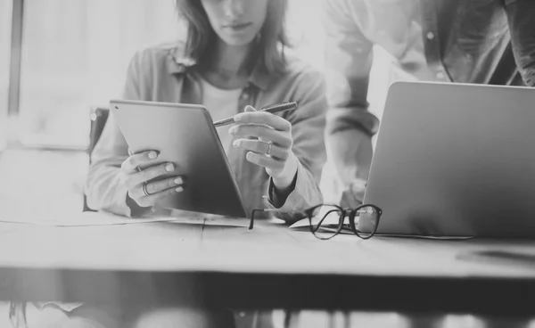 Imagem Marca Gerente de Vendas Trabalhando Moderno Loft.Woman Mostrando Relatórios de Mercado Digital Tablet.Account Departamento de Trabalho New Startup Project.Researching Processo Madeira Table.Horizontal.Burred, Preto branco . — Fotografia de Stock