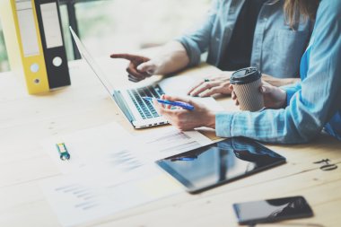 Satış ekibi tartışma süreci. İş ekibi yeni başlangıç projesi ile çalışma. Defter, cihazlar kullanarak tablet ahşap masa. Yaratıcı fikir tanıtımı. Pazar stok analiz. Arka plan bulanık film etkisi.