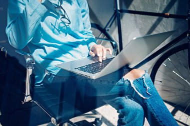 Çalışma arkadaşları office yeni serbest iş başlangıç iş süreci modern stüdyo Loft.Creative sanat yönetmeni. Dizüstü çök kullanarak, holding el gözlük. Horizontal.Film etkisi. Arka plan bulanık.