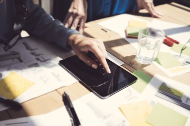 Kadın Dokunuşu Dijital Tableti Göster, Proje Yöneticileri Araştırma Süreci. İş Ekibi Modern Ofis Çalışıyor. Elektronik cihazlar, kağıtlar, notlar kullanarak pazar stoğunu analiz edin. Bulanık.