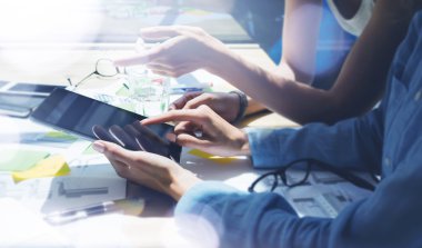 Girl Ekran Dijital Tablet Hand.Project Yöneticileri Araştırma Süreci.İş Ekibi Çalışma Startup modern Office.Analyze piyasa stoku. Elektronik cihazlar, kağıtlar, notlar ahşap masa kullanarak. Bulanık.