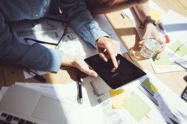 Girl Touching Display Dijital Tablet El.Yansımalar Screen.Proje Üreticileri Araştırma Süreci.Genç İş Ekibi Çalışma Yeni Başlangıç Studio.Analyze pazar stok. Bulanık, film efekti. Yatay.