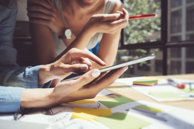 Closeup görüntü Kız Dokunmaekranı Dijital Tablet Hand.Project Üreticileri Araştırma Süreci.Genç İş Ekibi Çalışma Yeni Başlangıç modern Studio.Analyze pazar stok. Bulanık, film efekti. Yatay.