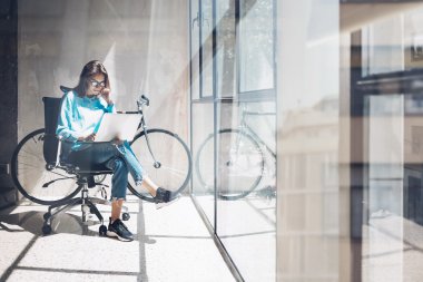 Blogger Hipster kullanmak Notebook Ajansı Loft Studio.Student Araştırma Süreci Home.Young Woman Çalışma İş Başlangıç modern Office.Analyze yeni yaratıcı pazar stratejisi. Bulanık, film efekti. Yatay.