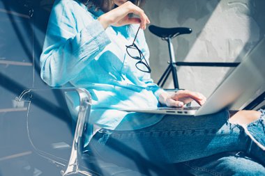 Çalışma arkadaşları office yeni serbest iş başlangıç iş süreci modern stüdyo Loft.Creative sanat yönetmeni. Dizüstü çök kullanarak, holding el gözlük. Horizontal.Film etkisi. Arka plan bulanık.