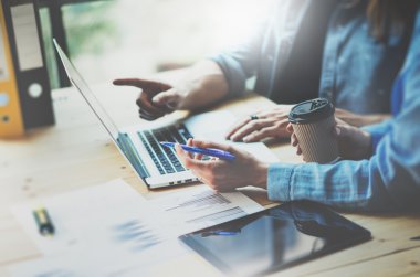 Yaratıcı takım Çalışma süreci modern tasarım Studio Loft.Art yönetmen yeni serbest iş başlangıç ile çalışan, Notebook.Electronic Devices ahşap tablo kullanarak. Yatay. Film efekti. Bulanık arka plan.