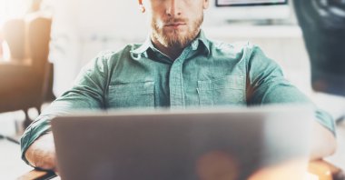 Sakallı İşadamı çalışma Laptop modern İç Tasarım Loft Studio ofis. Adam ürpertici Vintage sandalye. Çağdaş Not Defteri, bulanık arka plan kullanın. Yaratıcı Süreç Yeni Başlangıç Idea.Closeup fotoğraf.