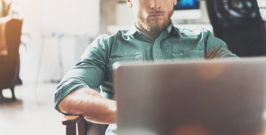 İş adamı iş Laptop modern dekorasyon çatı stüdyo ofis sakallı. Adam tüyler ürpertici Vintage sandalye. Çağdaş defter, arka plan bulanık kullanın. Yaratıcı süreci yeni başlangıç Idea.Closeup fotoğraf. Geniş.