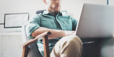 Sakallı işadamı iş Laptop modern tasarım iç açık alan Studio Vintage sandalye oturma Office.Man. Çağdaş defter, arka plan bulanık kullanın. Yaratıcı süreç yeni başlangıç Idea.Closeup.Wide.