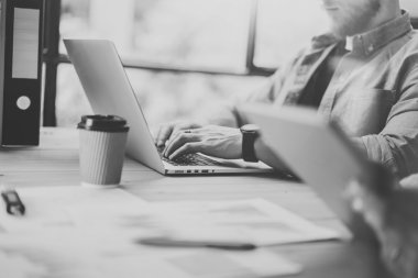 Fotoğraf Satış Müdürü Çalışma Modern Office.Bearded Man Use Genel Tasarım Laptop.Account Bölümü İş Yeni Başlangıç Projesi.Ahşap Tablo.Horizontal.Blurred Background.Black White Araştırma Süreci.
