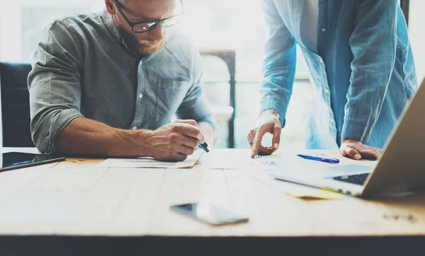 Coworkers team brainstormen proces in moderne kantoor. Project Manager het dragen van een bril, man maakt notities marker. Young Business crew werkt met Startup Studio. Laptop houten tafel. Wazig, film- — Stockfoto