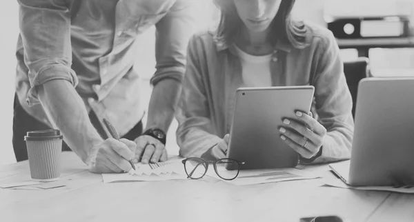 Collega's team brainstormen proces moderne kantoor. Project producent lezen verslag tablet, glazen houten tafel. Jonge bedrijf bemanning werken opstarten studio. Met behulp van Laptop.Blurred,film Commissieselecteert. Zwart wit — Stockfoto