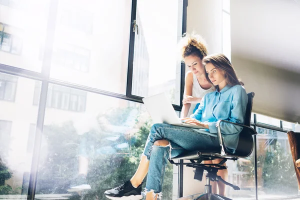 Foto collega's modern kantoor Loft. project managers teamwerk nieuwe idee presentatie. Young Business crew werkt met opstarten. Laptop computer knie, toont marktrapport. Wazig, filmeffect. Horizontale. — Stockfoto