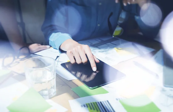 Kvinna Touch Screen Digital Tablet Hand.Project Managers Forsknings Process.Business Team Arbeta Startup moderna Office.Analysera marknaden stock.Using elektroniska enheter, papper, anteckningar trä table.Blurred. — Stockfoto