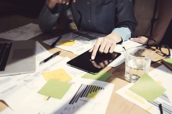 Ragazza touch screen digitale Tablet Hand.Project Manager di ricerca Process.Business Team di lavoro Startup ufficio moderno.Analizzare stock di mercato.Utilizzando dispositivi elettronici, carte, appunti tavolo in legno. . — Foto Stock