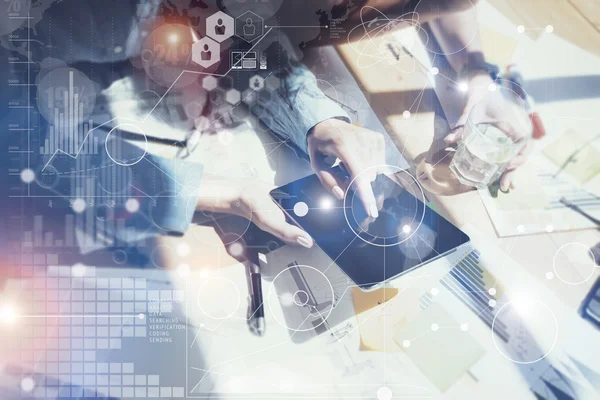 Mujer que toca la pantalla electrónica de la tableta de la mano.Project Managers Proceso de investigación. Equipo de negocios de trabajo de nueva puesta en marcha moderna oficina. Internacionales Gráficos digitales interfaces. —  Fotos de Stock