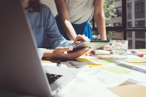 Arbeitszeit Modernes Studio Loft.Girl Touching Display Digital Tablet Hand. Projekt Produzenten Forschen Prozess. Crew Arbeit New Business Startup.Analyze Market Stock Reports.Blurred Effect.Horizontal. — Stockfoto