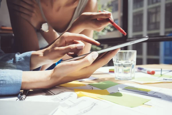 Foto close-up Menina Tocando Tela Digital Tablet Hand.Project Produtores Pesquisando Process.Young Business Crew Trabalhando Nova Startup Studio.Analyze mercado stock.Blurred, efeito de filme.Horizontal . — Fotografia de Stock