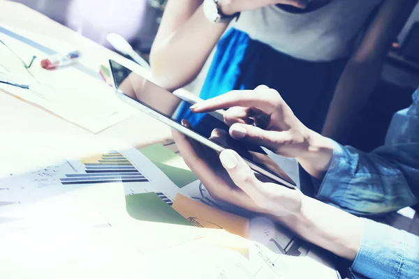 Hipster Girl Touching Hand Digital Tablet Display.Reflections Screen.Account Department Peneliti Proses.Young Business Crew Working New Startup Studio.Analyze market stock.Blurred, film efft.Hori — Stok Foto