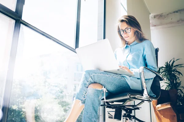 Hipster Mujer utilizar el ordenador portátil moderno Loft Studio.Student proceso de investigación Work.Young equipo de negocios de trabajo creativo Startup Office.Analyze stock del mercado, nueva strategy.Blurred, efecto de la película.Horizonta — Foto de Stock