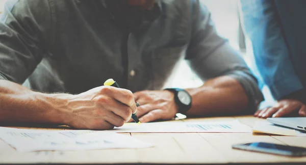 Coworkers team.Analyzing stock reports process modern design loft.Project manager fait des notes marker.Creative équipe d'affaires de travail nouveau startup.Laptop table en bois.Blurred, effet de film. Gros plan photo . — Photo