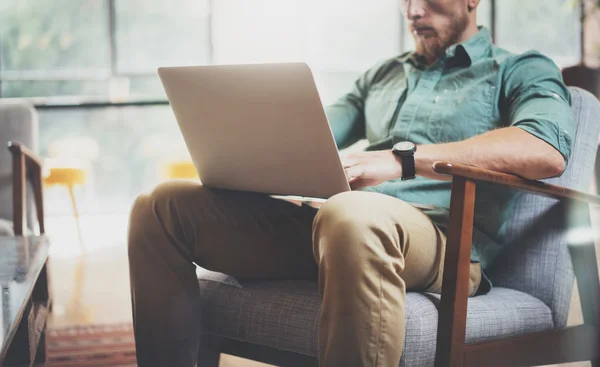 Стильный бизнесмен работает ноутбук современный дизайн интерьера лофт Office.Man сидя винтажный шезлонг. Используйте современные ноутбуки, размытый фон. Creative Новый бизнес Startup Idea.Horizontal, эффект фильма . — стоковое фото