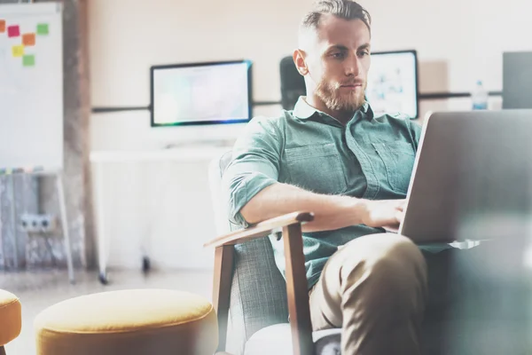 Estilo barbudo Trabalho de homem de negócios Laptop design de interiores moderno Escritório Loft Studio. Man chilling Cadeira vintage. Use o caderno contemporâneo, fundo borrado. Processo criativo Nova ideia de inicialização. . — Fotografia de Stock