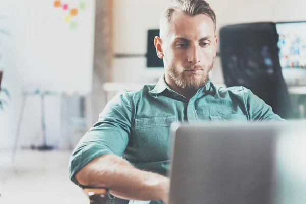 Bärtigen Stil Geschäftsmann Arbeit Laptop modernes Design Interieur Loft Studio place.man Chilling Vintage chair. Mit zeitgenössischen Notizbuch, verschwommener Hintergrund. Creative Prozess neue Start-up idea.film Effekt. — Stockfoto