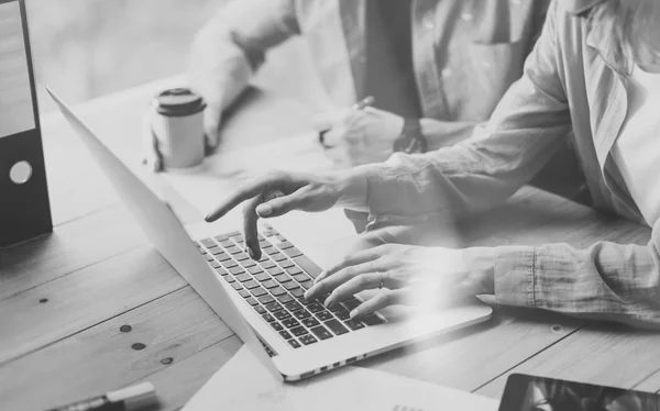 Satış Bölümü çalışma Modern tasarım Loft.Woman gösterilen pazar rapor grafikler Laptop.Marketing yöneticileri planlama yeni Strategy.Researching işlemi ahşap Table.Horizontal.Blurred Background.Black beyaz. — Stok fotoğraf