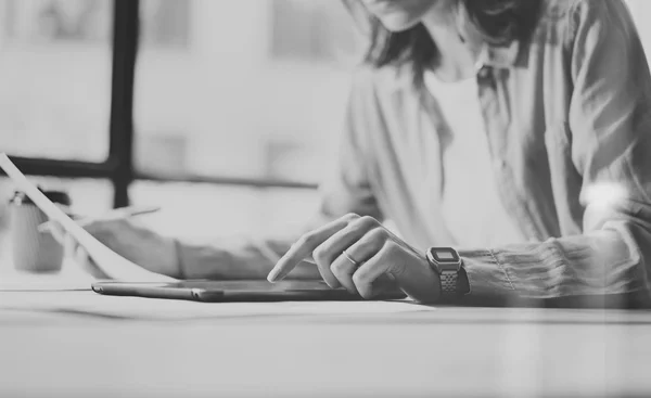 Proceso de trabajo moderno Diseño Office.Hipster mesa de madera de trabajo nuevo negocio freelance startup.Marketing Departamento de Investigación .Touching Pantalla Digital Tablet.Horizontal, blanco negro.Blurred backgrou —  Fotos de Stock